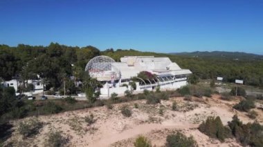 2022 yılının güneşli yaz günü Ibiza İspanya 'daki parti adasında yörüngedeki insansız hava aracı disko kulübü ayrıcalığı. Yüksek Kaliteli 4k Sinematik Görüntüler