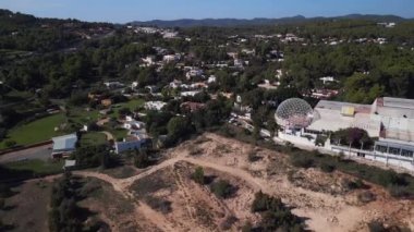 2022 yılının güneşli yaz günü İbiza İspanya 'daki İbiza Adası' ndaki İHA disko kulübü Ayrıcalıkları 'na dönüş. Yüksek Kaliteli 4k Sinematik Görüntüler