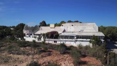 Ibiza İspanya 'daki parti adasında disko kulübü ayrıcalığı, güneşli yaz günü 2022. Yüksek Kaliteli 4k Sinematik Görüntüler