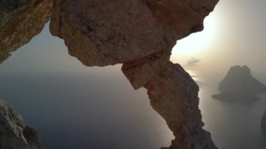 İbiza Hike Adası 'na yükselen Es Vedra, güneşli yaz günü 2022. Yüksek Kaliteli 4k Sinematik Görüntüler