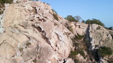 Panorama yörüngesindeki İbiza Hike Adası Es Vedra, güneşli yaz günü 2022. Yüksek Kaliteli 4k Sinematik Görüntüler