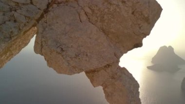 İbiza Hike Adası Es Vedra 'ya yükseliyor, 2022 yaz günbatımı. Yüksek Kaliteli 4k Sinematik Görüntüler