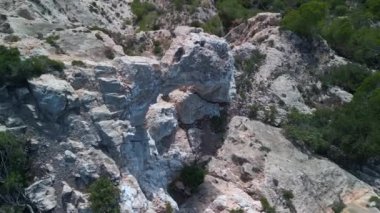 İbiza Hike Adası 'nı gösteren İHA kamerası. Es Vedra, güneşli yaz günü 2022. Yüksek Kaliteli 4k Sinematik Görüntüler