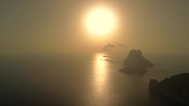 パノラマの概要ドローンIbiza Hike島E Vedra 晴れた夏の日2022 高品質4Kシネマティック映像 — ストック動画
