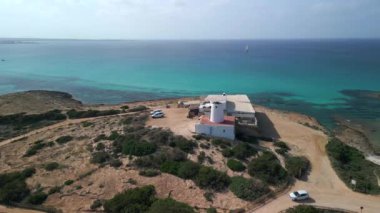 Panorama genel bakış dronu Es Moli de Sal plajı Ibiza İspanya adası, 2022 gün. Yüksek Kaliteli 4k Sinematik Görüntüler