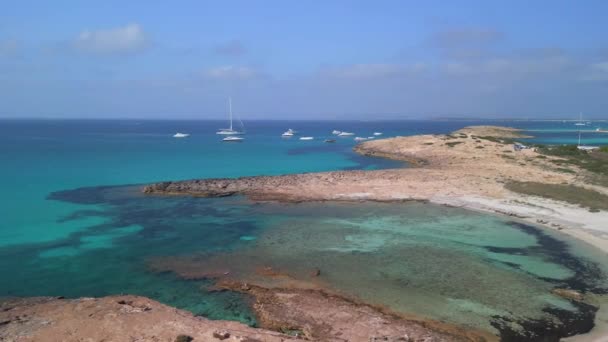 Близко Пролетающий Дрон Пляже Моли Саль Испанском Острове Ibiza День — стоковое видео