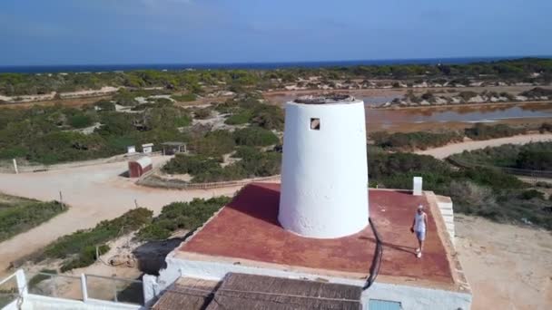 パノラマ軌道ドローンEモリ サルビーチFormentera島Ibizaスペイン 日2022 高品質4Kシネマティック映像 — ストック動画