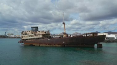 Lanzarote Kanarya Adaları sahilinde, güneşli bir günde İspanya 2023 'te uçan üç ayaklı uçak enkazı. Yüksek Kaliteli 4k Sinematik Görüntüler