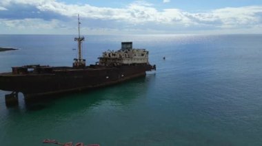 Lanzarote Kanarya Adaları sahilindeki İHA enkazını çekin. Güneşli bir gün, İspanya 2023. Yüksek Kaliteli 4k Sinematik Görüntüler