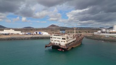 Lanzarote Kanarya Adaları 'nda, güneşli bir günde İspanya 2023 plajında bir gemi enkazı var. Yüksek Kaliteli 4k Sinematik Görüntüler