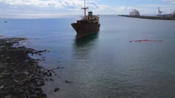 Drone Ascendente Naufrágio Praia Lanzarote Ilhas Canárias Dia Ensolarado Espanha — Vídeo de Stock