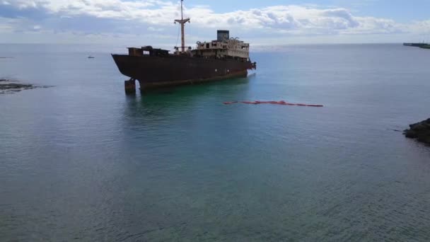 Boom Deslizando Para Drone Esquerdo Naufrágio Praia Lanzarote Ilhas Canárias — Vídeo de Stock