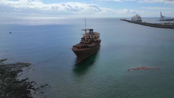Überblick Über Die Weite Umlaufbahn Der Drohne Schiffbruch Strand Von — Stockvideo