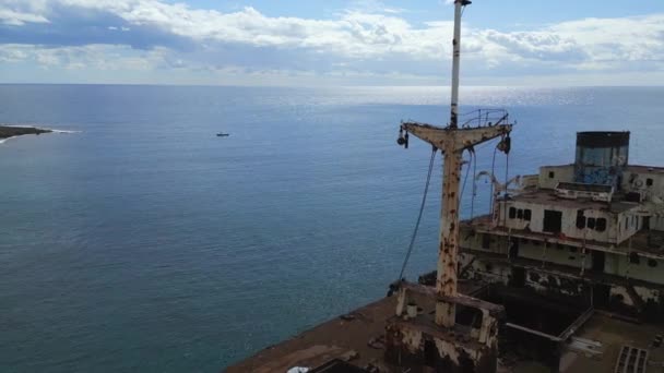 ビーチでの逆ドローンの難破船ランサローテカナリア諸島 晴れた日スペイン2023 高品質4Kシネマティック映像 — ストック動画