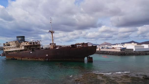 Boom Sliding Left Drone Shipwreck Beach Lanzarote Canary Islands Sunny — 图库视频影像