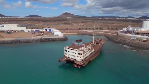 Ereszkedő Drón Hajótörés Tengerparton Lanzarote Kanári Szigetek Napos Nap Spanyolország — Stock videók