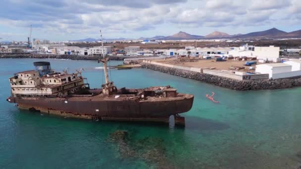Descending Drone Shipwreck Beach Lanzarote Canary Islands Sunny Day Spain — 图库视频影像