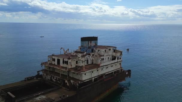 Pesawat Yang Sangat Dekat Melewati Shipwreck Pantai Lanzarote Canary Islands — Stok Video