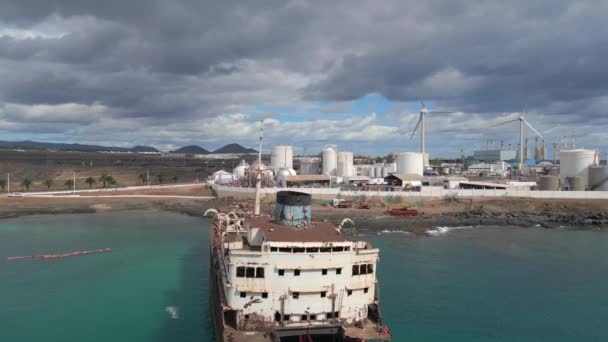 Flyover Drone Footage Shipwreck Beach Lanzarote Canary Islands Sunny Day — Vídeos de Stock