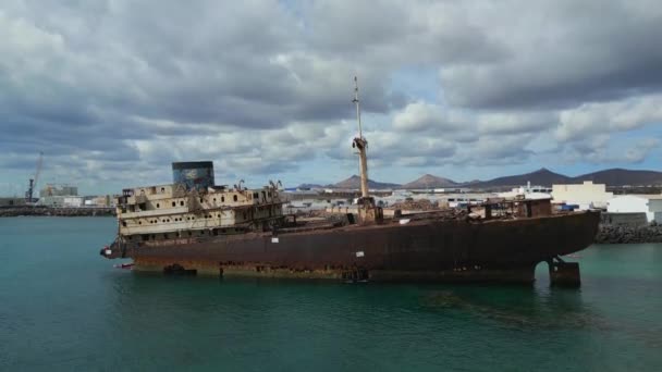 上昇するドローンランサローテ島の海岸で難破船カナリア諸島 晴れた日スペイン2023 高品質4Kシネマティック映像 — ストック動画