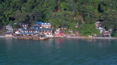 Panorama genel bakış İHA beyaz Sand Beach koh chang adası Tayland, akşam altın saati 2022. Yüksek Kaliteli 4k Sinematik Görüntüler.