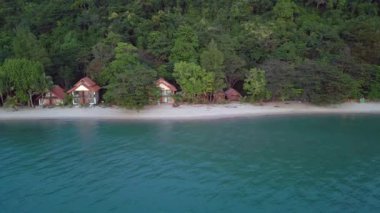 İniş yapan İHA beyaz Kum Sahili koh chang adası Tayland, akşam altın saati 2022. Yüksek Kaliteli 4k Sinematik Görüntüler.