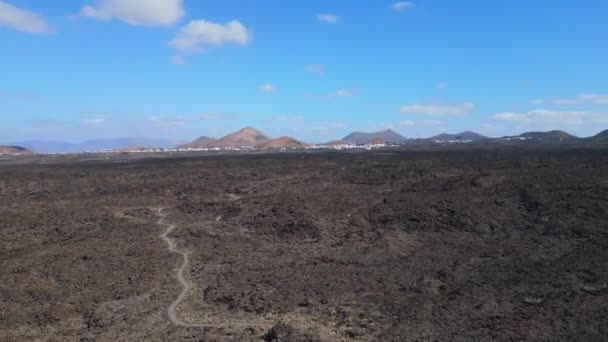 Memiringkan Lava Lapangan Drone Lanzarote Kepulauan Canary Hari Yang Cerah — Stok Video