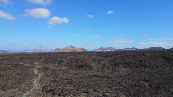 Fly Reverse Drone Lava Field Lanzarote Canary Islands Ηλιόλουστη Μέρα — Αρχείο Βίντεο