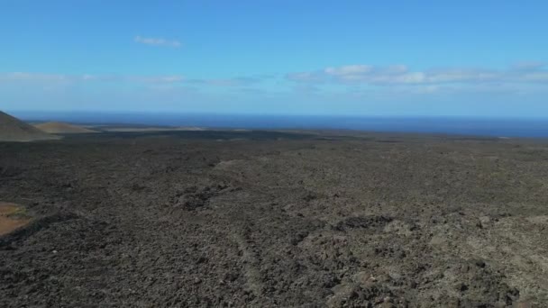 Panorama Översikt Rotation Till Höger Drönare Lavafält Lanzarote Kanarieöarna Solig — Stockvideo