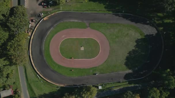 Vertical Birds Eye View Descending Drone Ace Track Oval Course — ストック動画