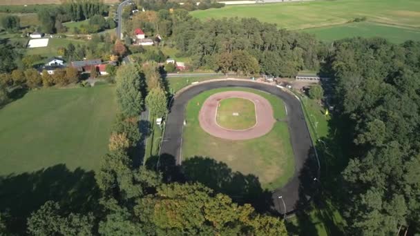 Panorama Orbite Drone Ace Piste Ovale Cours Germany Ensoleillé Jour — Video