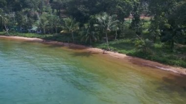 2022 'nin güneşli bir günü olan Koh Chang Adası' ndaki Panorama insansız hava aracı doğal plajı. Yüksek Kaliteli 4k Sinematik Görüntüler.