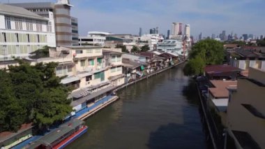 2022 güneşli bir günde Bangkok nehir köprüsünün tersine uçun. Yüksek Kaliteli 4k Sinematik Görüntüler. 