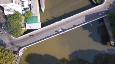 Dikey kuşların göz teması Bangkok Nehri Köprüsü Tayland, güneşli gün 2022. Yüksek Kaliteli 4k Sinematik Görüntüler. 