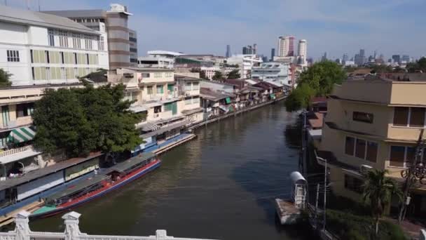 Descending Drone Bangkok River Road Bridge Thailand Sunny Day 2022 — Stok video