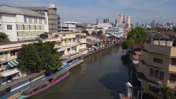 上升的无人驾驶曼谷河桥尾流 阳光明媚的2022年 优质4K电影胶片 — 图库视频影像