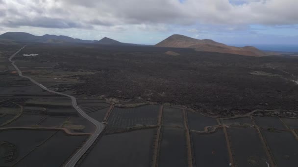 Dron Descendente Pista Cenizas Del Volcán Negro Campo Lava Lanzarote — Vídeos de Stock