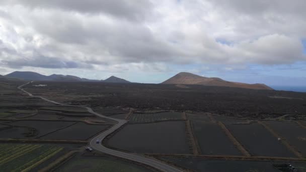 Bom Glider Till Vänster Drönare Svart Vulkan Askspår Lavafält Lanzarote — Stockvideo