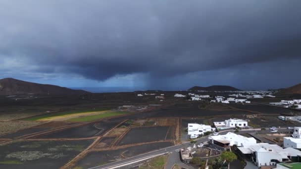 在西班牙加那利群岛火山灰的黑色熔岩场中的白色房子 阴天2023 优质4K电影胶片 — 图库视频影像