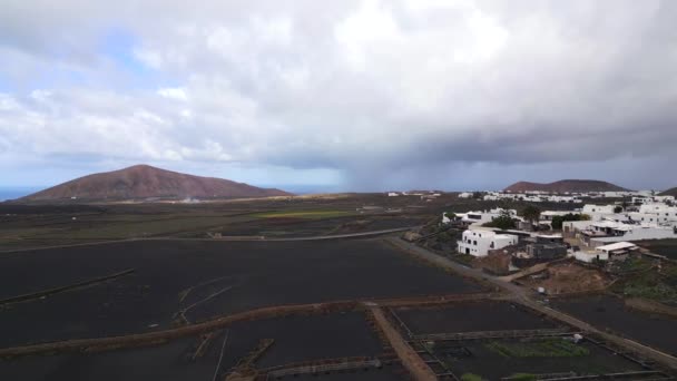 西班牙兰萨罗特加那利群岛火山灰喷出的无人驾驶黑色熔岩场 阴天2023 优质4K电影胶片 — 图库视频影像