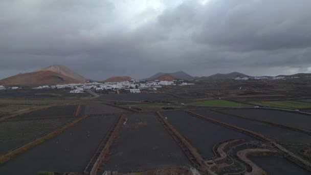 Přehled Panorama Drone Bílé Domy Černém Lávovém Poli Sopečného Popela — Stock video