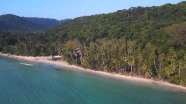 2022 Tayland güneşli gününde panorama drone koh kood adasına genel bakış. Yüksek Kaliteli 4k Sinematik Görüntüler.