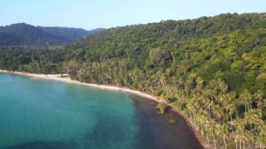 2022 Tayland güneşli gününde panorama drone koh kood adasına genel bakış. Yüksek Kaliteli 4k Sinematik Görüntüler.