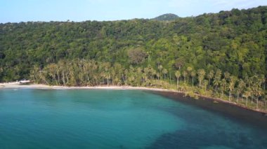 2022 Tayland güneşli gününde geniş yörüngede insansız hava aracı koh kood adası. Yüksek Kaliteli 4k Sinematik Görüntüler.