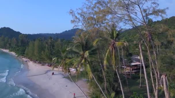Boom Sliding Left Drone Koh Kood Island Thailand Sunny Day — Vídeos de Stock