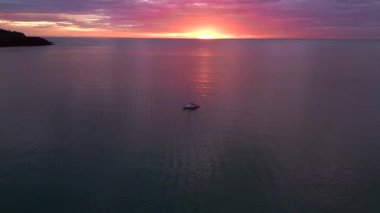 Koh Kood Adası, Tayland 2022 'de cennet sahilinde bulutlu bulutlu bir hava aracı. Yüksek Kaliteli 4k Sinematik Görüntüler.