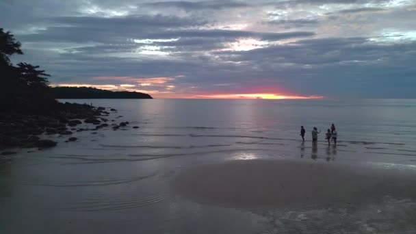 コッド島のパラダイスビーチで上昇ドローン曇りオレンジの夕日タイ2022 高品質4Kシネマティック映像 — ストック動画