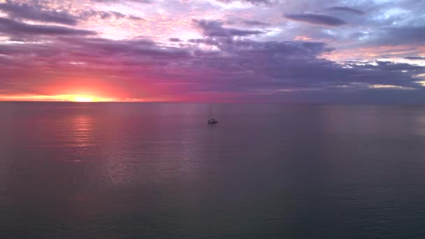 Dalende Drone Bewolkte Oranje Zonsondergang Het Paradijselijke Strand Koh Kood — Stockvideo