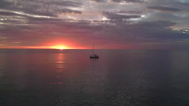 Panorama Τροχιά Drone Θολό Πορτοκαλί Ηλιοβασίλεμα Στον Παράδεισο Παραλία Στο — Αρχείο Βίντεο