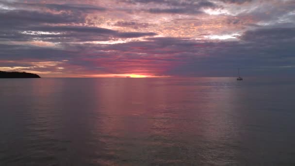 Volar Dron Reversa Nublado Naranja Puesta Sol Playa Paradisíaca Koh — Vídeo de stock